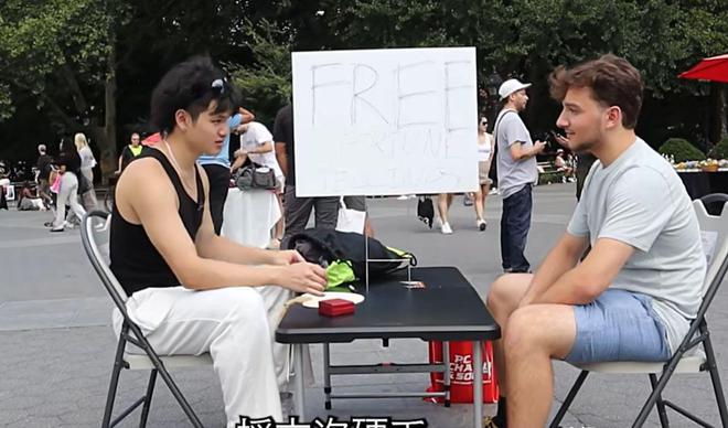 街头算卦爆红精准度让老外直呼OMG开元棋牌神秘的东方力量！网友在美国(图2)