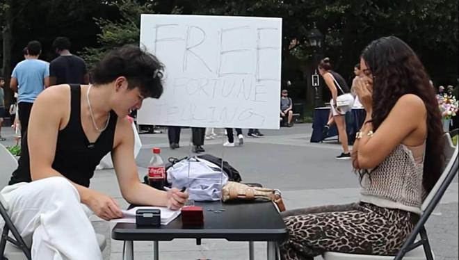 街头算卦爆红精准度让老外直呼OMG开元棋牌神秘的东方力量！网友在美国(图9)