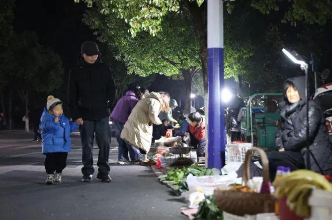 这个县城创造罚款收入下降“奇迹”开元棋牌试玩政府大楼旁可以摆摊(图1)